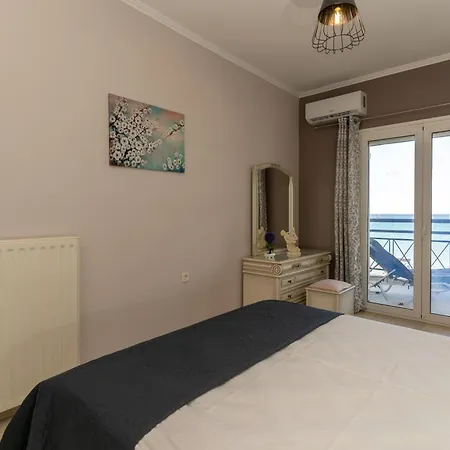 George Beachfront Apartment *