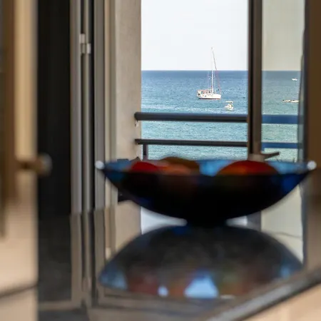 דירה George Beachfront