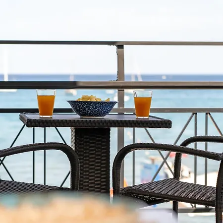 Апартаменты George Beachfront